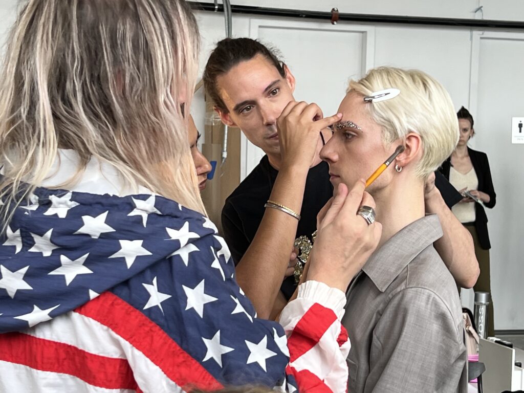 New York Fashion Week, Aaron de May przy pracy